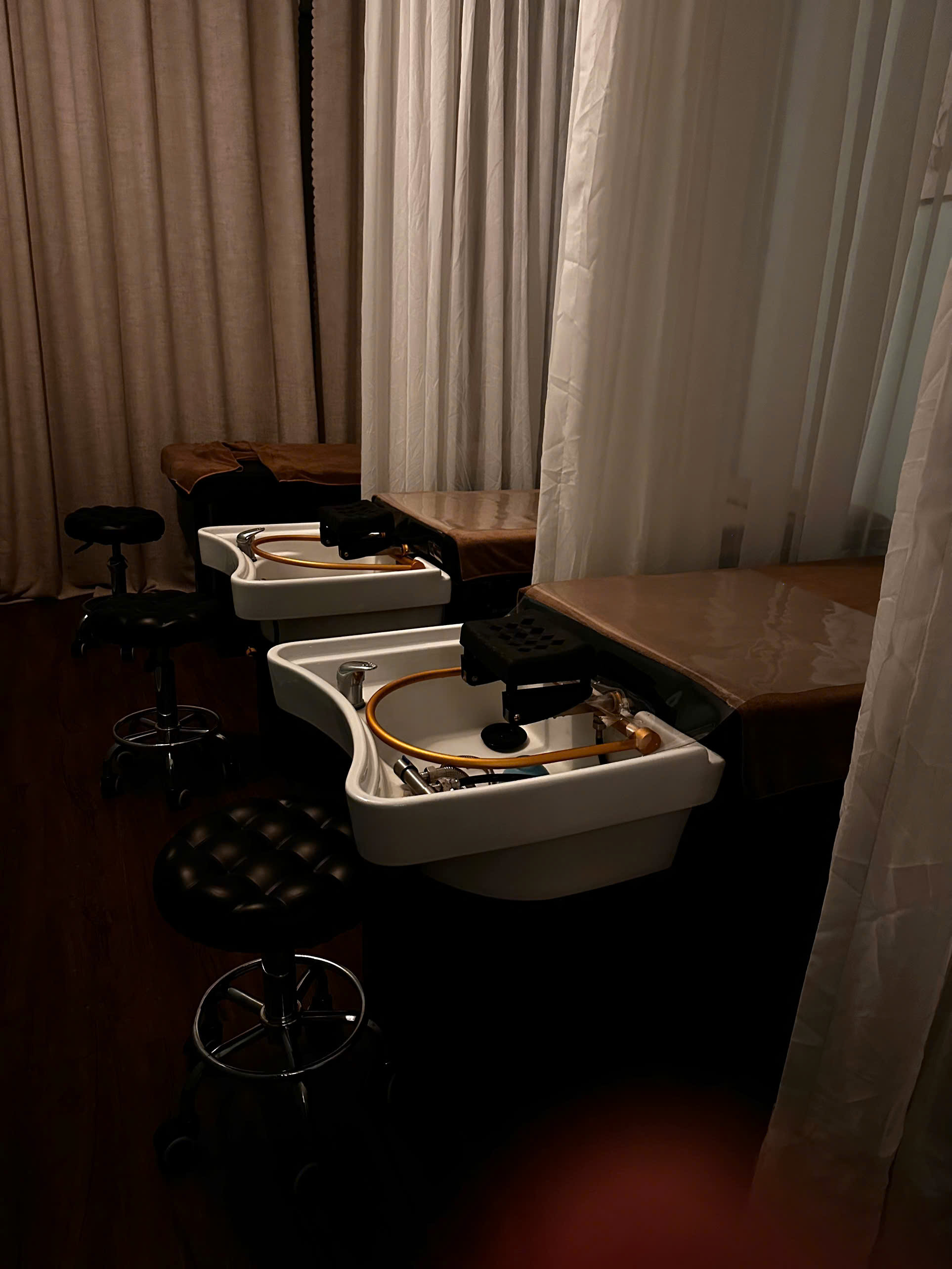 Khu vực giường gội đầu thư giãn tại Cô Năm Spa gần sân bay Tân Sơn Nhất