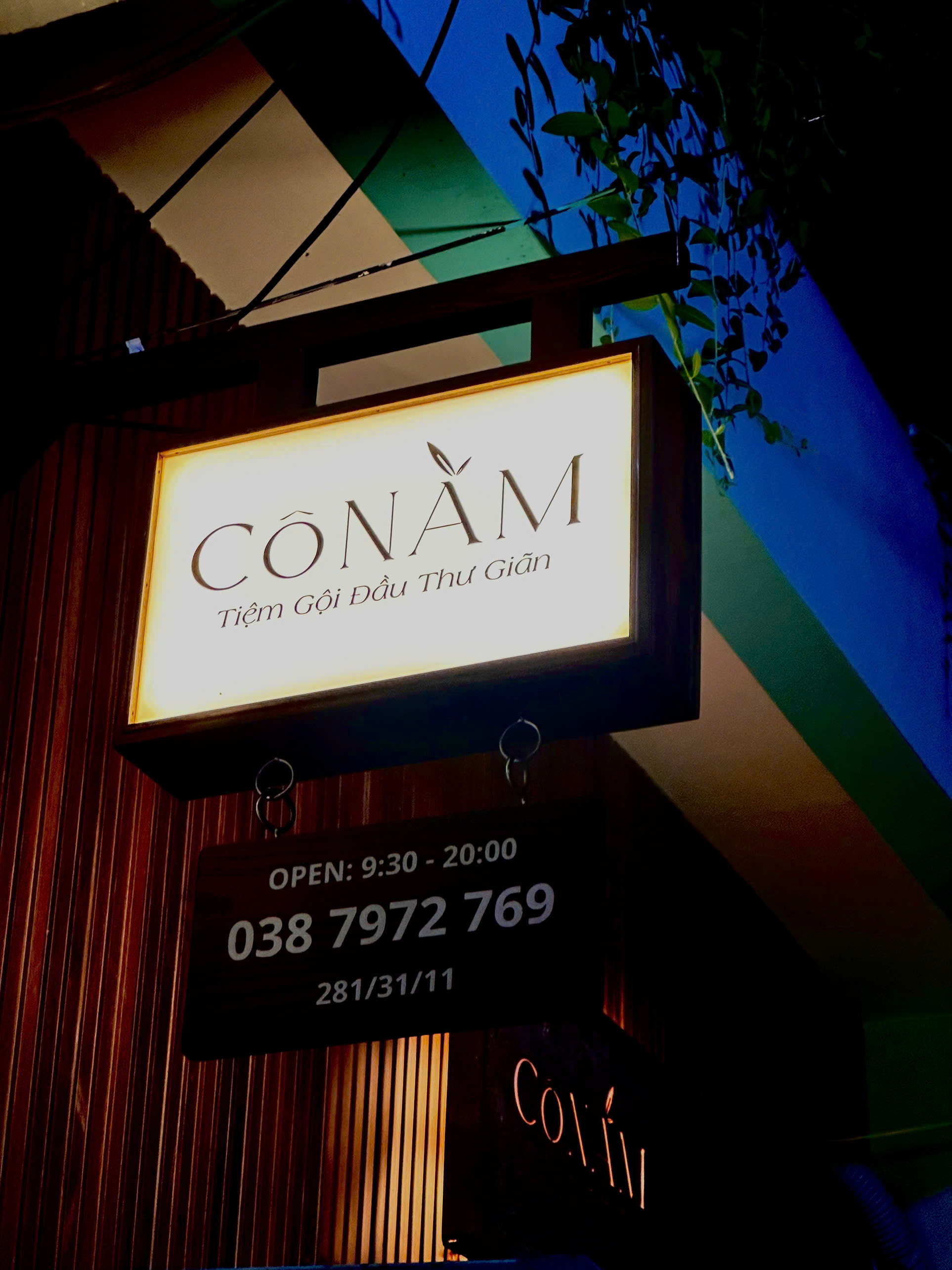 Biển hiệu Cô Năm Spa, có thể tiếp cận từ khu vực Đặng Văn Ngữ